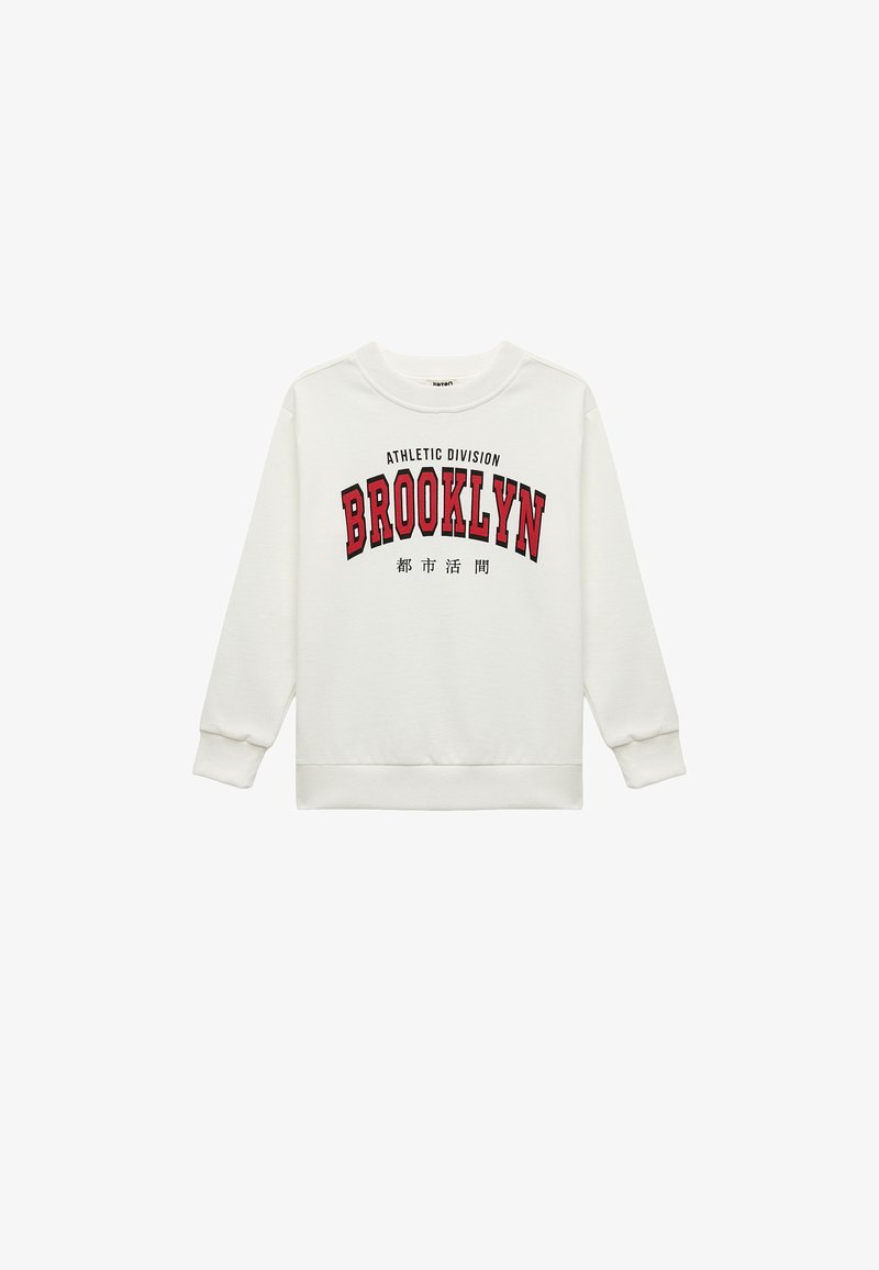 Valkoinen pitkähihaisen huppari, jossa on punainen ja musta "BROOKLYN" -graafinen teksti paksulla fontilla. Pehmeä, rakenteellinen kangas.