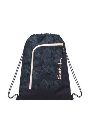Dunkler Rucksack mit Tunnelzug, dezentem Blattmuster, hellrosa Reißverschlusstasche und vertikalem „Satch“-Logo auf der Vorderseite rechts.