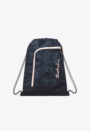 Dunkler Rucksack mit Tunnelzug, dezentem Blattmuster, hellrosa Reißverschlusstasche und vertikalem „Satch“-Logo auf der Vorderseite rechts.