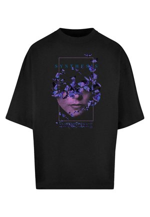 Zwart oversized t-shirt met een grafisch ontwerp van paarse vlinders en een gezicht, met de teksten "SYNTHESIS" en "EVANESCENCE" in blauw.