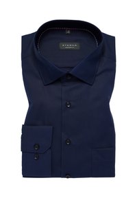 Camicia da uomo a maniche lunghe blu navy piegata, con polsini abbottonati e colletto a punta, etichettata "Eterna Comfort Fit", taglia 40/15¾.