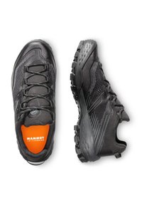 Schwarze Trailschuhe mit strukturiertem Obermaterial, ausgeprägtem Profil und orangefarbigem Innensohle. Verfügt über ein Schnürsystem und eine verstärkte Ferse für zusätzlichen Halt.