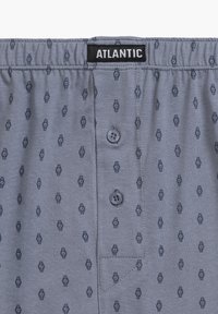 Szare bokserki w granatowy wzór zegarowy, z elastycznym pasem i zapięciem na guziki. Materiał jest miękki o gładkiej teksturze. Metka marki brzmi "ATLANTIC."