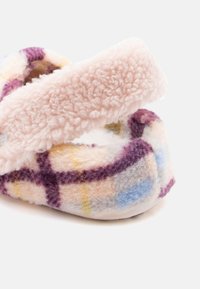 Miękkie ocieplane kapcie domowe z pastelowym wzorem w kratkę i grubym, puszystym różowym mankietem, zaprojektowane z myślą o cieple i komforcie.