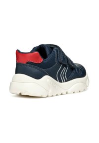 Sneaker blu navy con tomaia in pelle e rete, suola in gomma bianca, accento rosso sul tallone e cinturino in Velcro per la chiusura.