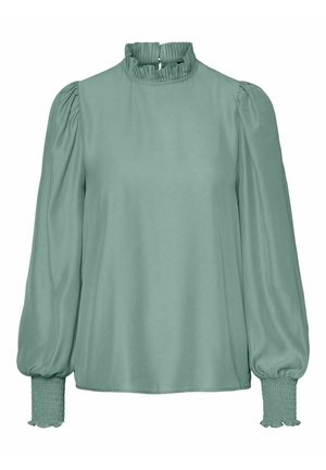 Langarmige, saliegroene blouse met gerimpelde hoge kraag, opgepofte schouders en geplooide manchetten op een effen witte achtergrond.