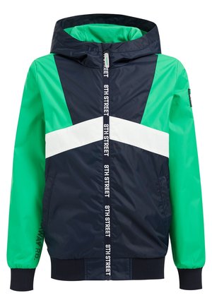 Kinderkapuzenjacke mit marineblauen, grünen und weißen Farbfeldern, Frontreißverschluss mit dem Schriftzug "8TH STREET" und gerippten Bündchen.