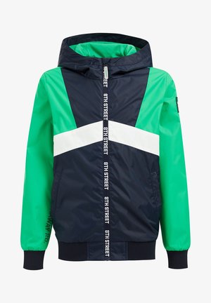 Dziecięca kurtka z kapturem w blokach kolorów: granatowym, zielonym i białym, z przednim zamkiem błyskawicznym z napisem "8TH STREET" oraz ściągaczami przy rękawach.
