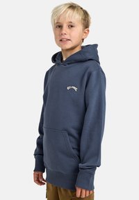 Felpa con cappuccio blu navy, dotata di tasca frontale, polsini a costine e logo sul petto. Realizzata in un morbido tessuto texturizzato.