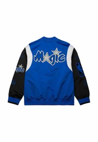Blaue Jacke mit "MAGIC" in Weiß und Silber, sowie schwarz-weißen Ärmeln. Enthält das NBA-Logo und das Jahr "1989" am linken Ärmel.