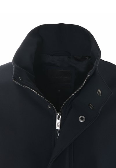 Marineblauwe jas met een hoge kraag, voorzien van een rits aan de voorkant en drukknoopsluitingen. Gemaakt van een gladde stof, met een binnenlabel.