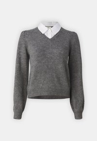 Grijze gebreide trui met een V-hals, lange mouwen en een wit overhemd met kraag eronder. Gestructureerde stof en geribbelde zoom.