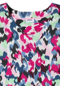 Blouse col V avec un motif abstrait et vibrant en rose, bleu, vert, noir et blanc, avec une étiquette de marque "CECIL" visible à l'intérieur du col.
