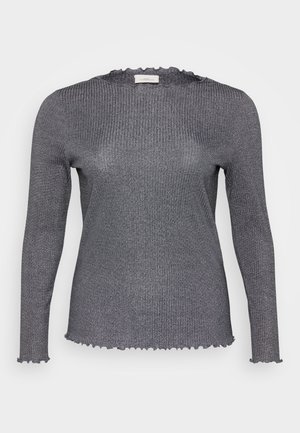 Suéter gris de manga larga con un acabado texturizado y detalles de cuello y dobladillo con volantes.