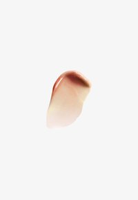 Romige cosmetische swatch in een gradient van zacht perzik naar licht beige, met een gladde textuur, een glanzende afwerking en een subtiele glans.