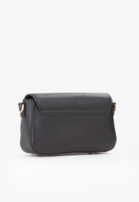 Sorte syntetiske crossbody taske med en struktureret finish, en flap-lukning, og hardware-accents i guld-tone. Kompakt rektangulær form.