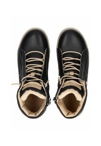 Botas de cuero negro con cordones y forro beige. Cuentan con una punta redonda, una caña alta y una cremallera lateral para facilitar su uso. Textura suave en toda su superficie.
