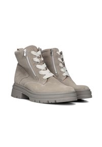 Beige suède enkelboots met een gestructureerde afwerking, voorzien van grijze rubberen zolen, witte veters en dubbele zijritsen voor gemakkelijk aantrekken.