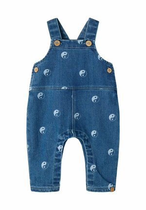 Salopette en denim pour bébé avec bretelles, boutons en bois et motif de symboles yin-yang bleu clair.