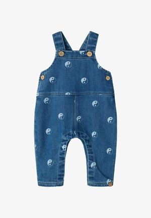 Baby denim overall med skulderstropper, træknaplukninger og mønster af lyseblå yin-yang symboler.