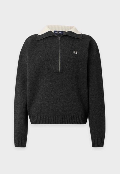 Pull en maille gris foncé à manches longues avec col blanc, demi-fermeture éclair devant, poignets et ourlet côtelés, et petit logo laurier brodé sur le côté gauche de la poitrine.