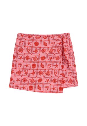 Roze wikkelrok met rood, door zee geïnspireerd ruitpatroon met zeesterren, schelpen, koraal en kreeften, gebonden aan de zijkant.