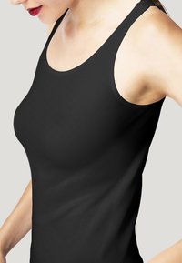 Top nero senza maniche realizzato in un tessuto liscio e elasticizzato, con scollo rotondo e spalline larghe, silhouette aderente e design minimalista.