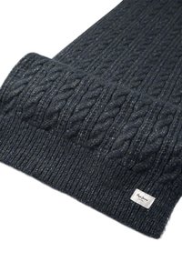 Écharpe en tricot gris foncé avec motif en torsades et bords côtelés, dotée d'une petite étiquette de marque rectangulaire blanche.