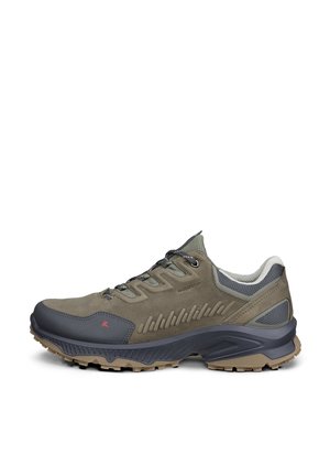 Scarpa da trekking impermeabile bassa in verde oliva con suola nera, pannelli in mesh e chiusura con lacci, progettata per terreni all'aperto.