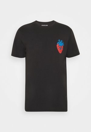 T-shirt nera a maniche corte con grafica di cuore anatomico rosso e blu con un occhio sul lato sinistro del petto.