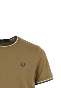 T-shirt marrone a maniche corte con colletto rotondo, caratterizzato da un logo in ricamo di alloro blu e un bordo a strisce multicolori sul colletto.