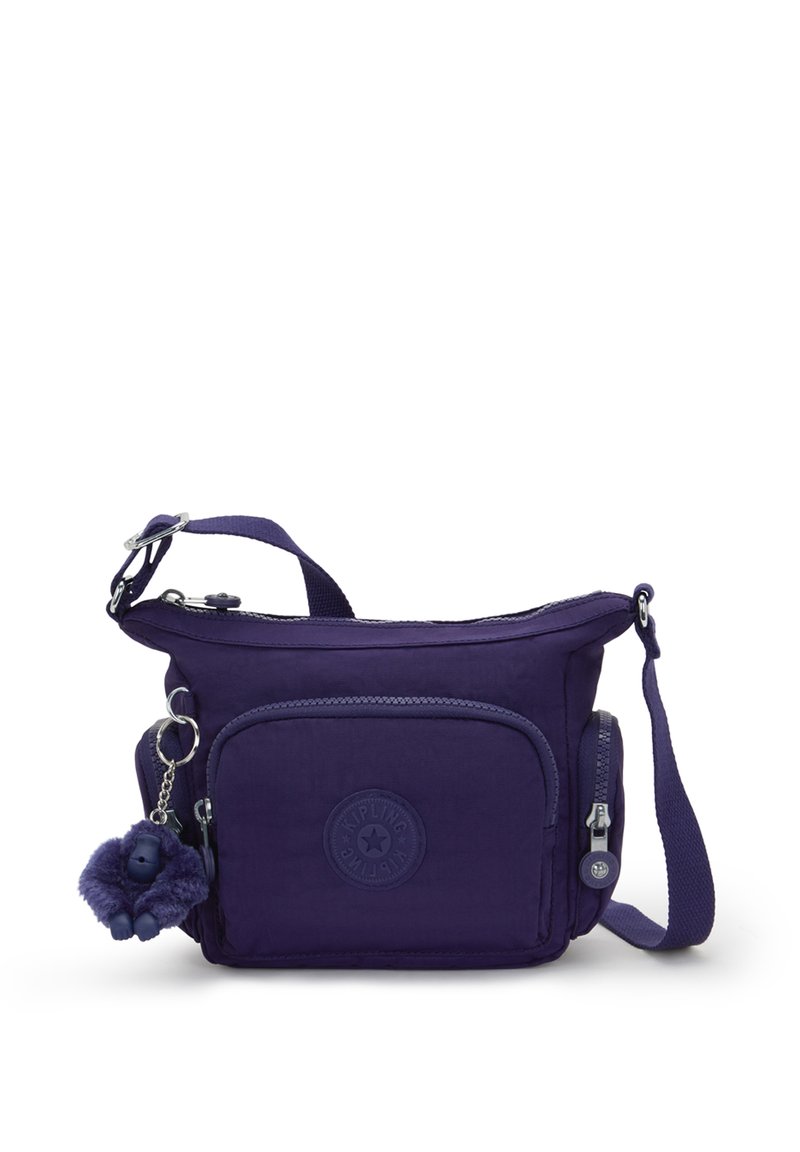 Fialová nylonová crossbody taška s hlavním prostorem na zip, přední kapsou, logem a huňatým přívěskem ve tvaru opice.