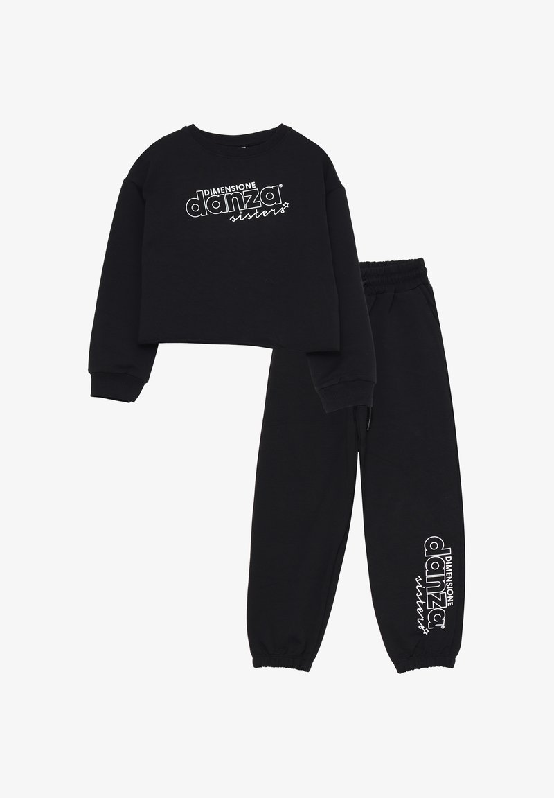 Felpa nera corta con testo bianco "DIMENSIONE danza sisters" e pantaloni felpati neri abbinati con lo stesso logo vicino alla caviglia.