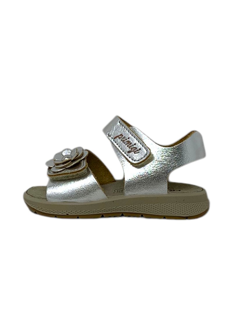 Sandali metallici argento con decorazione a fiore, cinturino in Velcro, design con punta aperta e suola texturizzata color tan per aderenza e comfort.