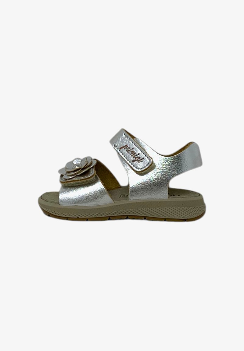 Sandali metallici argento con decorazione a fiore, cinturino in Velcro, design con punta aperta e suola texturizzata color tan per aderenza e comfort.