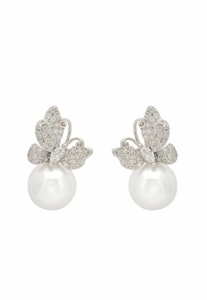 Silberne Schmetterlingsohrringe mit funkelnden Akzenten, zwei weißen Perlen, glatter Oberfläche und filigranen Designdetails auf den Schmetterlingsflügeln.