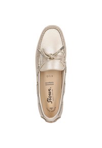 Metallisch goldfarbene Mokassinschuh mit Schnürdetails, runder Zehenform und strukturiertem Lederoberteil. Das Innere verfügt über das Markenlogo und das Label "Super Soft".