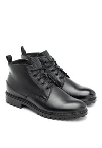 Czarne skórzane botki za kostkę o fakturowanym wykończeniu, okrągłym nosku i sznurowanym przodzie. Posiadają solidną gumową podeszwę oraz uchwyty z tyłu ułatwiające zakładanie.