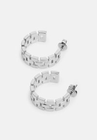 Pendientes de aro de plata con un diseño geométrico de eslabones cuadrados. Textura suave con un acabado pulido y un cierre trasero seguro.