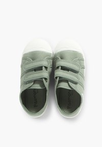 Scarpe in tela verde con doppie fascette in Velcro, punta e suola in gomma bianca, superficie testurizzata e un'etichetta che reca la scritta "Pisamonas."