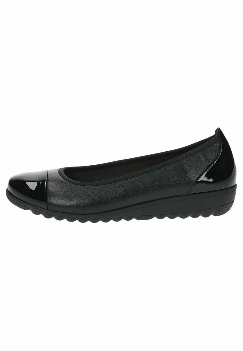 Chaussure plate noire à bout arrondi avec embout noir brillant. Fabriquée en cuir lisse avec un dos texturé, dotée d'une semelle rembourrée pour le confort.