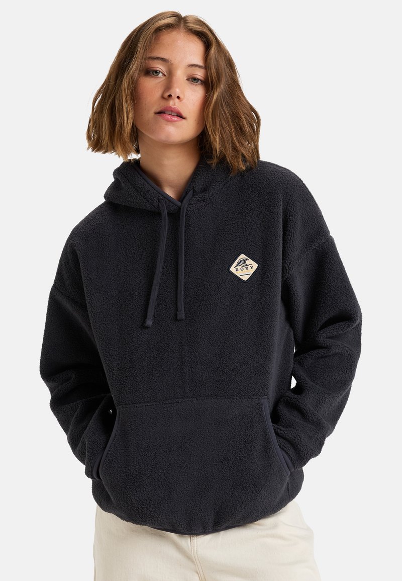 Sweat à capuche en polaire bleu nuit avec un patch logo en forme de diamant. Comprend une capuche, une poche avant et un cordon de serrage. Tissu doux et texturé.