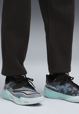 Čierne a modré športové topánky s texturovaným sieťovinovým zvrškom, vybavené tyrkysovou podrážkou a bielymi akcentmi, navrhnuté pre výkon a pohodlie.