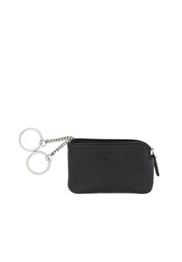 Portafoglio in pelle nera con chiusura a cerniera, catena a maglie e due portachiavi. Presenta un logo in rilievo sul davanti. Texture liscia.