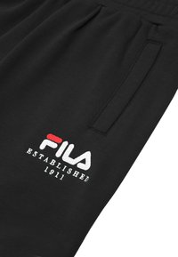 Sorte joggingbukser med elastisk taljebånd, udstyret med en sidelomme og broderet hvid og rød "FILA"-logo med "ESTABLISHED 1911" under.