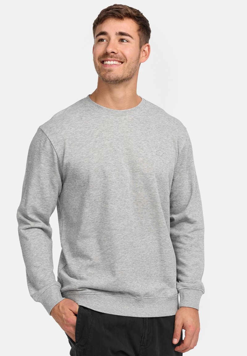 Lys grå sweatshirt med rund hals, lange ærmer og ribbede manchetter. Har et lille logo på brystet og er lavet af blødt bomuldsstof.