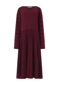 Robe en tricot bordeaux à manches longues, avec des découpes horizontales et une jupe plissée. Texture douce et coupe décontractée.