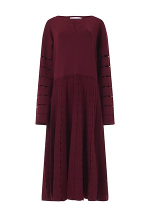 Bordeaux gebreid jurkje met lange mouwen, voorzien van horizontale uitsparingen en een geplooide rok. Zachte textuur en een relaxte pasvorm.