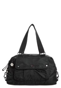 Sac à main en nylon noir avec doubles poignées supérieures, rabat de poche avant, logo proéminent et détails en chaîne d'un côté. Texture lisse, design pratique.