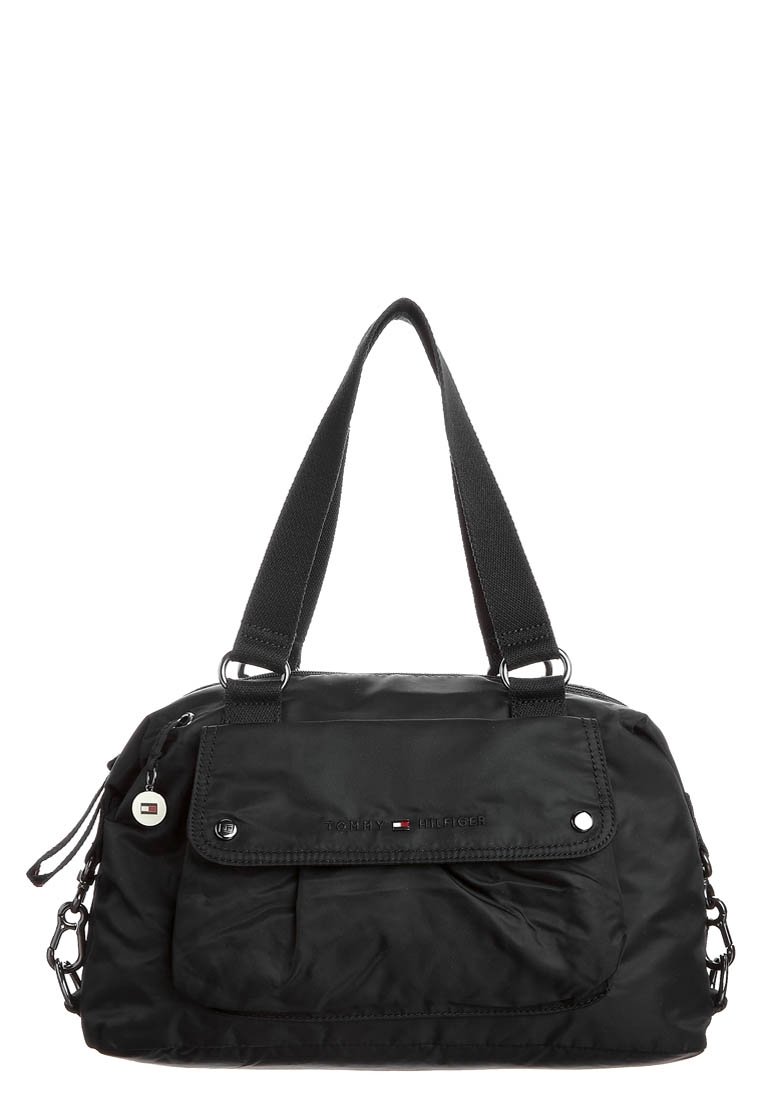 Sac à main en nylon noir avec doubles poignées supérieures, rabat de poche avant, logo proéminent et détails en chaîne d'un côté. Texture lisse, design pratique.